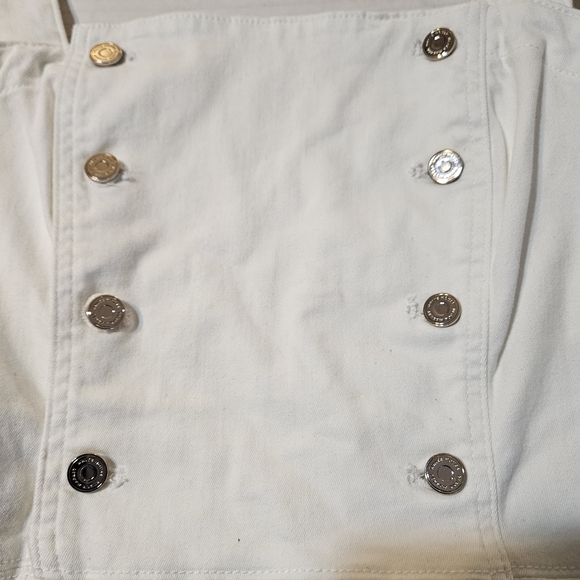 Stylish White Buttoned Top - Picture 3 of 12